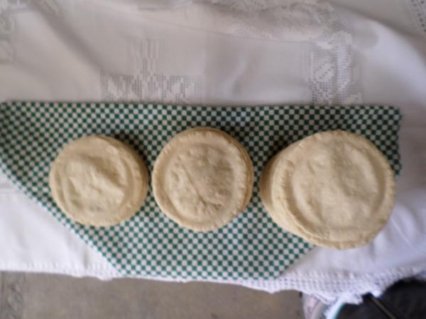 Sopes formados a mano sobre una servilleta de cuadros