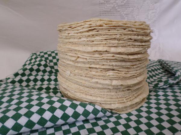 Torre de tortillas recién hechas sobre una servilleta de cuadros verdes