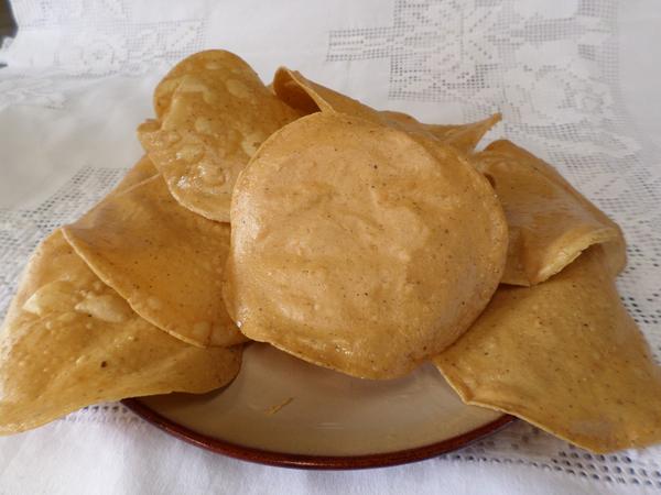 Tostadas doradas sobre un plato de barro