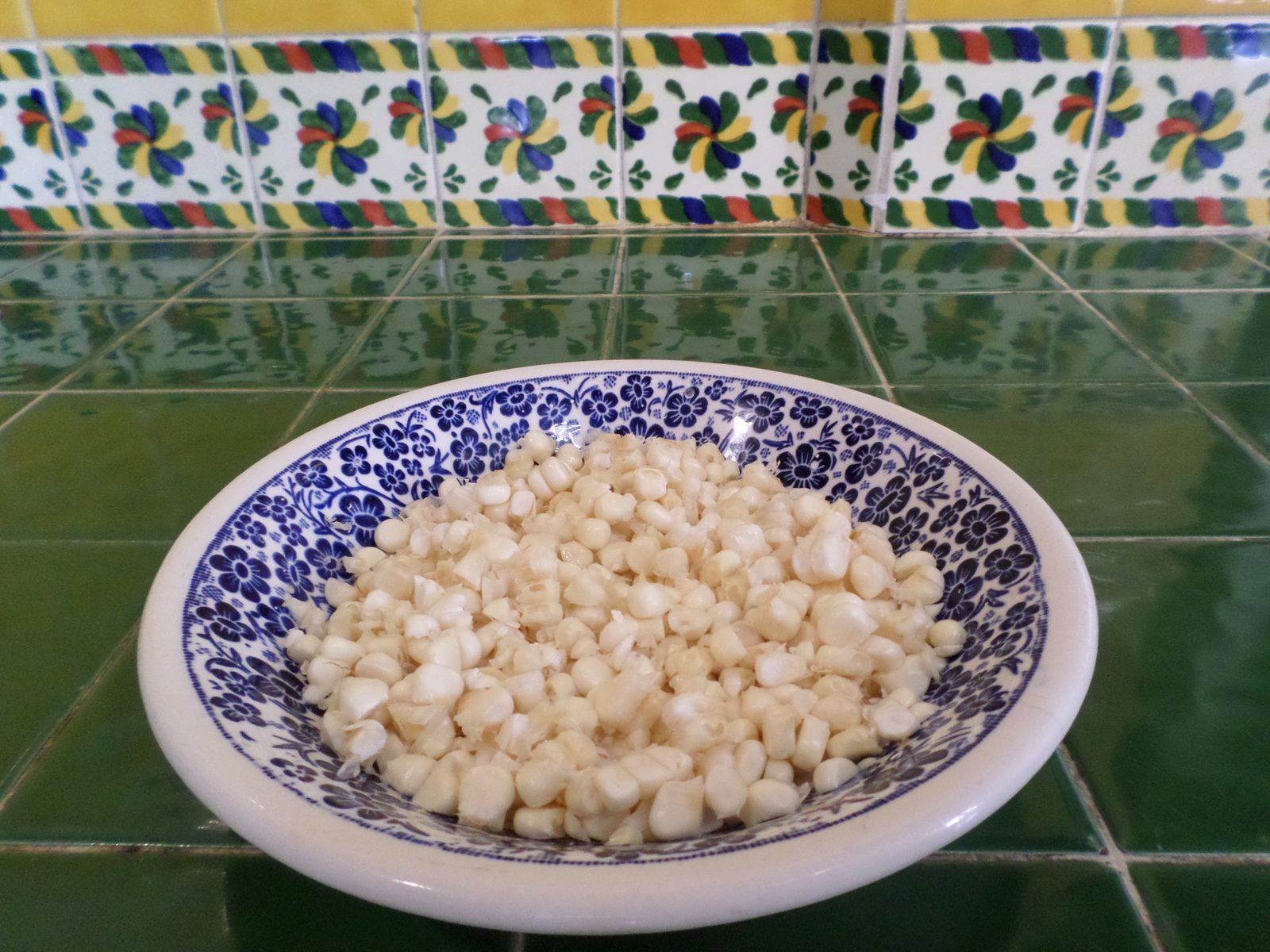 Maíz nixtamalizado recién preparado en un plato de talavera